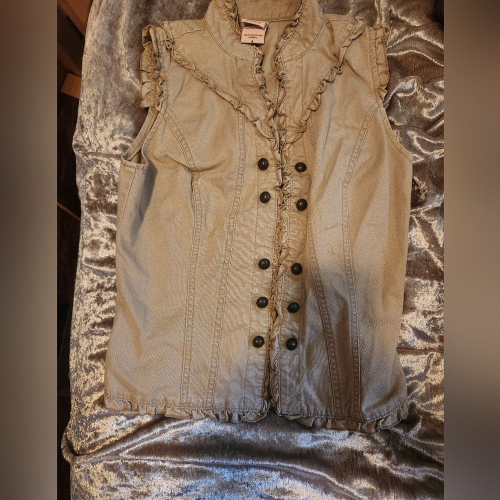 Faded Glory khaki vest. No flaws. Size 4 on tag but can fit a 2.